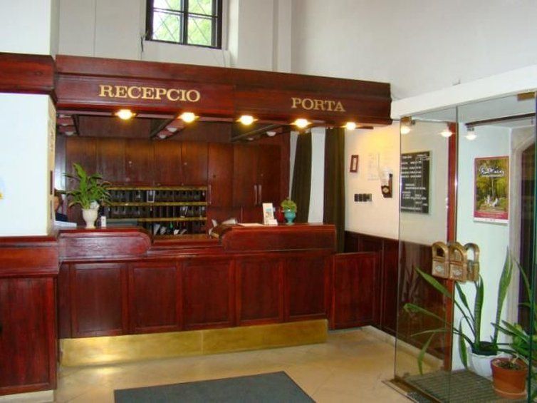 גיור Hotel Klastrom מראה חיצוני תמונה